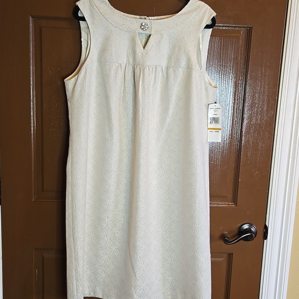 Jessica Howard-Ivory textured smock dress sleeveless with broach Sz 16W NWT.